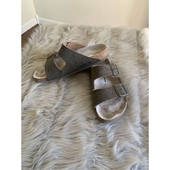 Birkenstock Women’s  happy lamb wool Arizona sandals Size 7-7.5 - Picture 1 of 7
